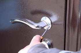 Замена дверной ручки металлической двери в Слободской