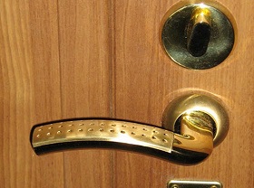 Замена дверной ручки входной двери в Слободской
