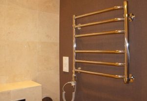 Установка электрического полотенцесушителя в ванной в Слободской