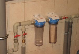 Установка проточного фильтра для воды в Слободской