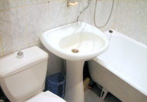 Установка раковины тюльпан в ванной в Слободской