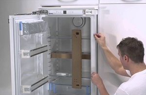 Установка встраиваемого холодильника в Слободской